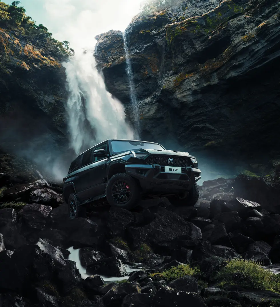 MHERO I en ruta de montaña con cascada